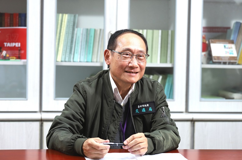 臺北市交通局長陳學台指出,利用大數據調整公車班次;視障朋友透過App預約公車,智慧交通讓臺北市成為更安全與人性化的智慧城市。