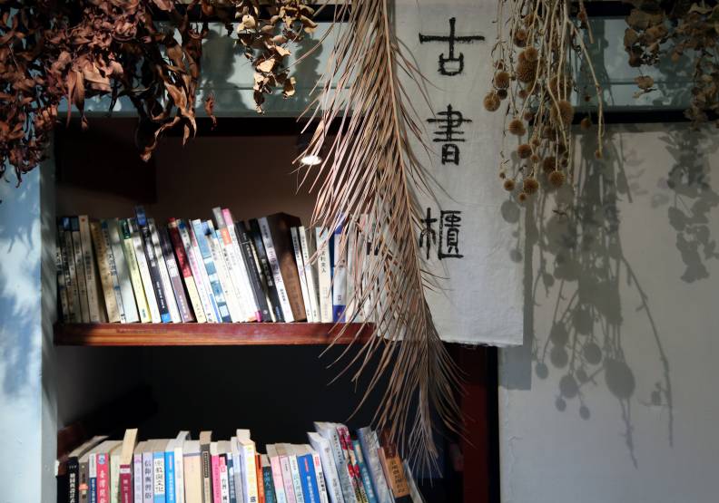 「繫。本屋」開店初期，因販售獨特的眷村料理「意外走紅」，打響書店知名度。