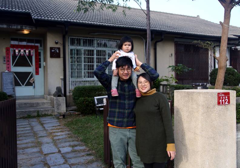 徐孝晴和太太彭巧如熱愛族群研究,開書店一圓夢想。