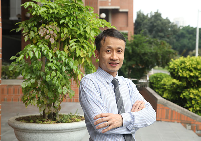 成功大學電機系教授兼微電子工程研究所所長 江孟學
