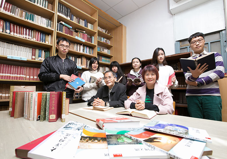 隨著數位科技興起，過去埋首於經典古籍的文史哲學群也掀起數位人文趨勢。圖為輔仁大學中文系