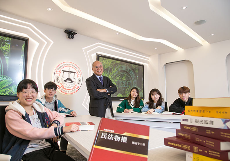 法律系是一門「說服」人的學門，需具備清晰邏輯與溝通能力。圖為東吳大學法學院。黃菁慧攝
