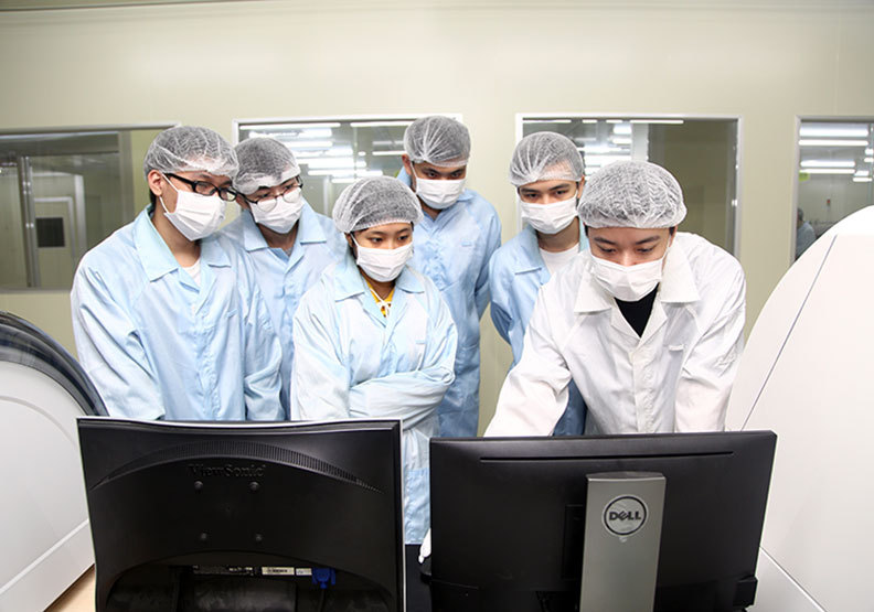 不管是高科技產業或代工製造業，都與電機電子密不可分，前景看好。圖為龍華科技大學