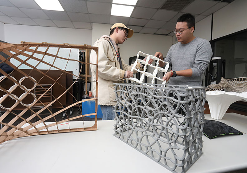 台商回流建廠與房產景氣爆發，讓建築重回熱門行業，台科大建築系因應趨勢，開設永續與數位建築科技課程。 