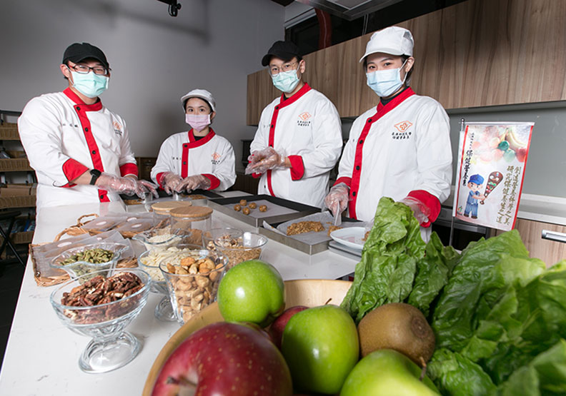 疫情後大眾更重視健康養生，長庚科技大學保健營養學系透過食品教育訓練未來營養規劃人才。 