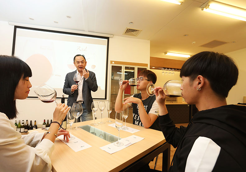 目標培養中階以上未來餐旅管理人才，東南科技大學休閒事業管理系特別設計品酒等課程拓展學生品味。 