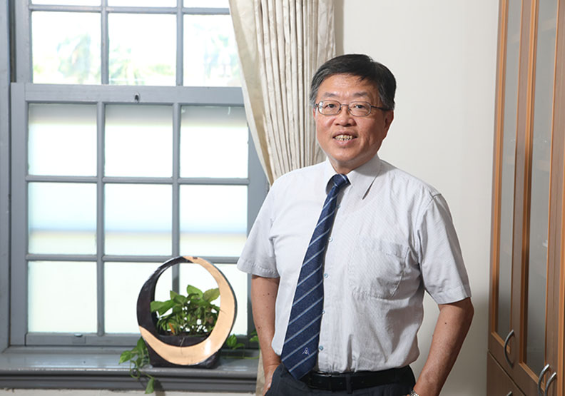 資通訊產業競爭激烈，陳銘憲鼓勵同學要持續精進，才能讓自己在該領域脫穎而出。