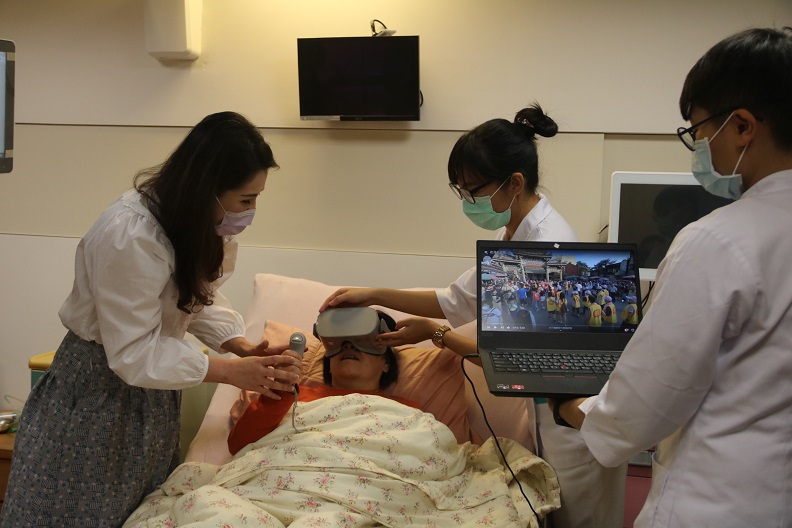 提供病患懷舊與休閒的虛擬實境(VR)設備。