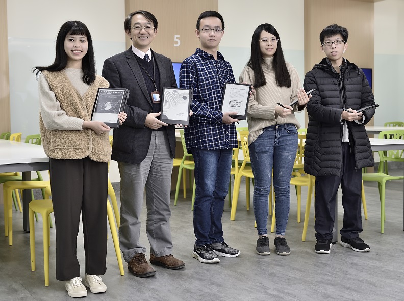 弘光科技大學 圖資長段翰文(左二)。