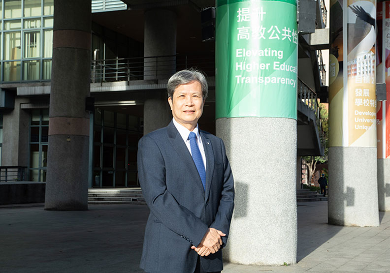臺北大學校長李承嘉提醒，疫情的影響只是短期，長期更該注意AI將對於傳統個人職涯晉升路線的衝擊。 