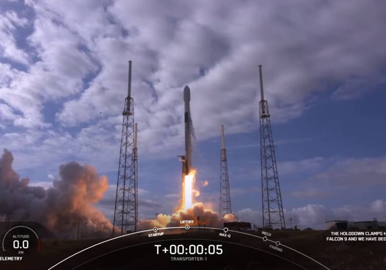 1/24日，太空公司 SpaceX的獵鷹九號（Falcon 9）火箭順利升空，共搭載來自12個國家的143顆立方衛星，包括台灣的玉山、飛鼠號衛星。此外，這次任務也是史上搭載最多衛星的火箭發射任務。SpaceX提供