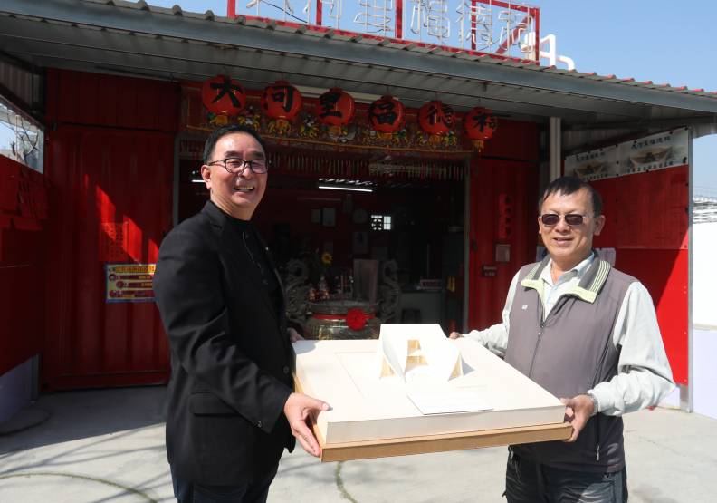 麗明營造董事長吳春山（左）與大河里福德祠主委劉坤湧（右）攜手完成全台最貴土地公廟的遷建工程，要一新土地公廟的傳統形象。