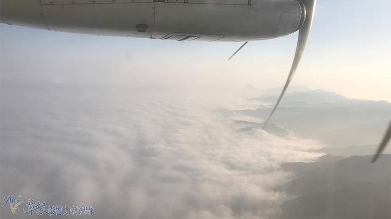 圖為台灣上空的山脈雲景