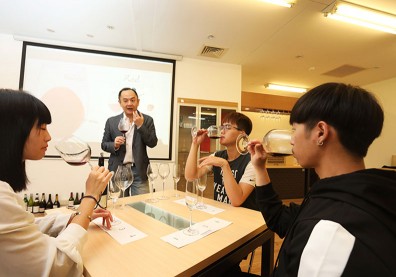 家政∕餐旅學群：報復性消費減輕衝擊，趁勢鍛練基本功
