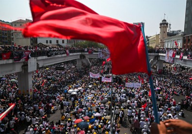 逼軍方讓步！緬甸人丟洋蔥癱瘓交通，八成公務員響應罷工