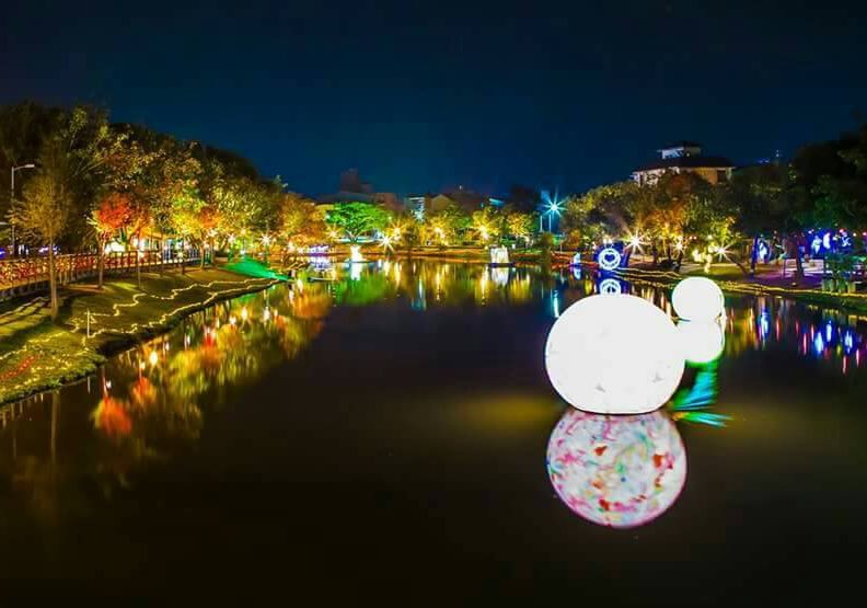 月津港燈節遠景，作者提供。