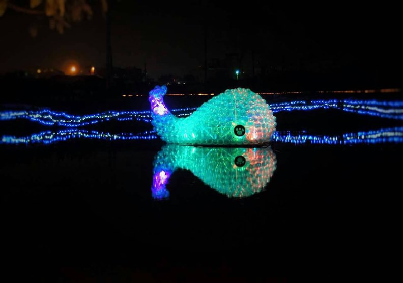 港燈節的藝術作品需要展示於水域，挑戰不小。作者提供