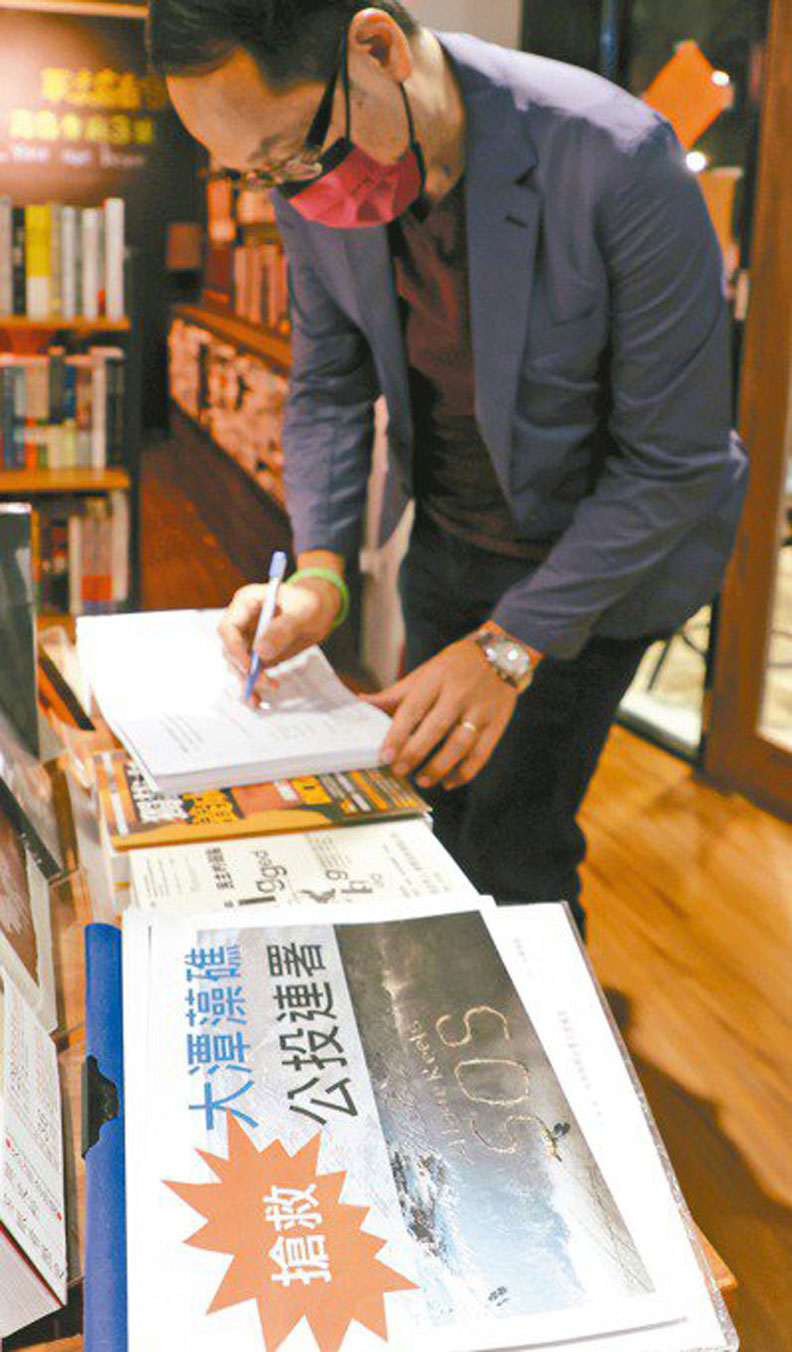 環團和在野黨力拚「珍愛藻礁公投」第二階段連署月底達標,環團估安全門檻是35萬份,但目前僅12多萬份。聯合新聞網提供