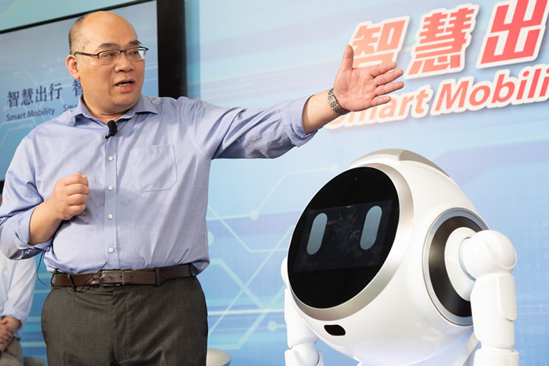 港鐵車務總監李家潤表示,港鐵會密切配合,在疫情間仍積極為未來佈局,會繼續與社會並肩而行,與市民共渡時艱,跨過逆境。