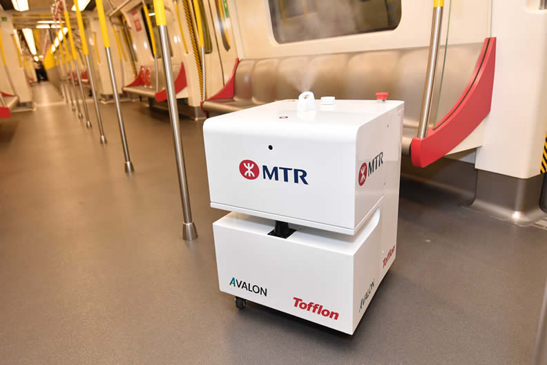 雙氧水霧化消毒機械人」可在列車車廂內全自動執行深層消毒。