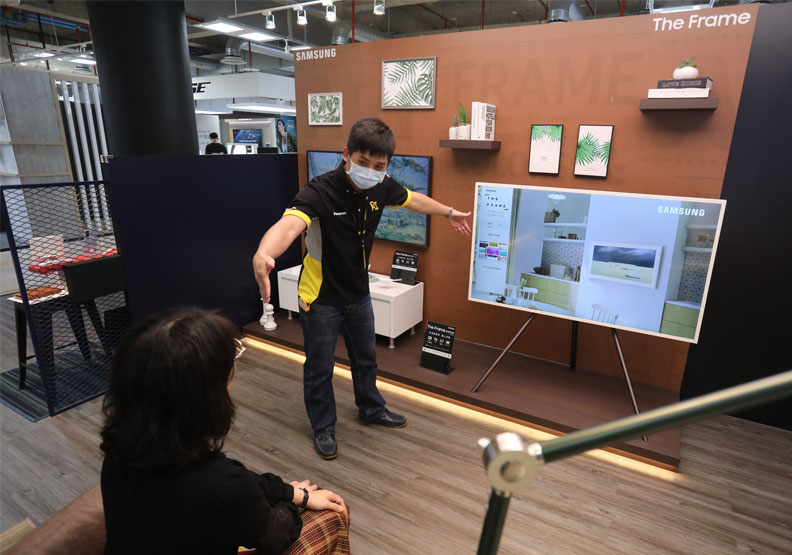 燦坤內湖店將商品陳列是銷售，轉型為展間型體驗式銷售。蘇義傑攝