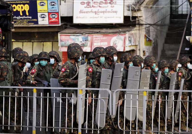 225晚上軍警團團包圍社區。照片來源:Myanmar Now