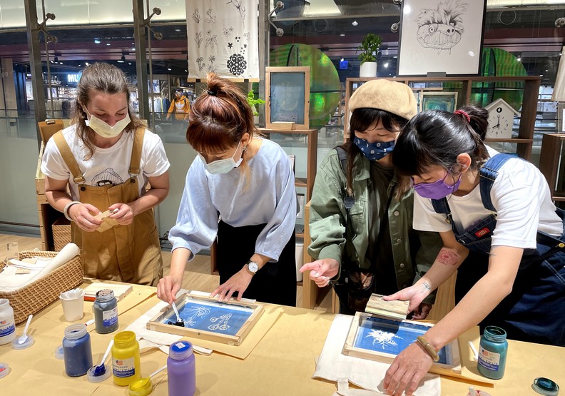 絹印體驗,直接將春天意象直接帶在身上。