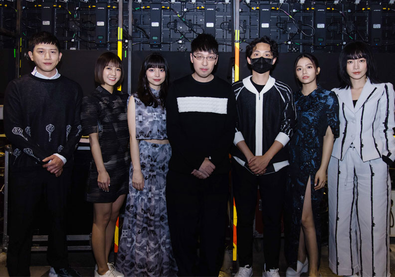 台灣名設計師詹朴（左4）、導演殷振豪（右3）與演員群合影。APUJAN提供