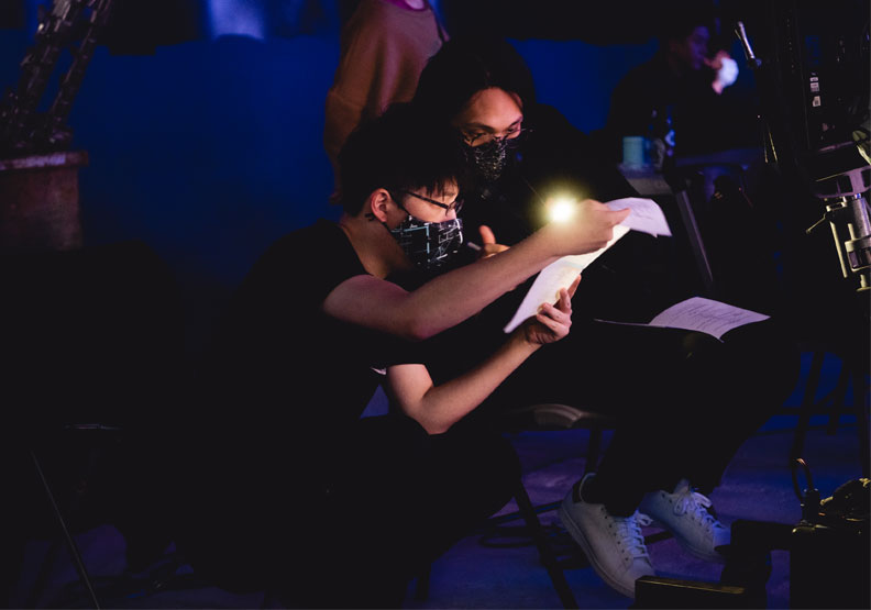 詹朴和導演殷振豪針對數位時裝秀進行反覆討論。APUJAN提供