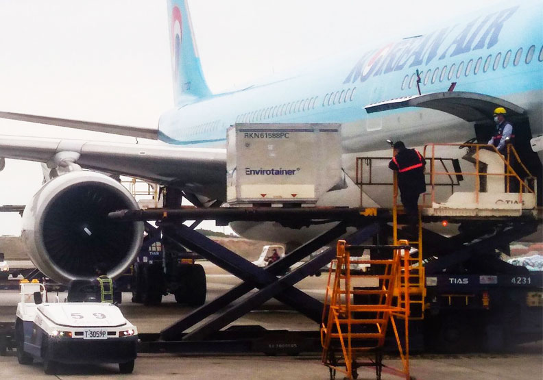 圖／牛津（AZ）疫苗，上午10時25分搭乘大韓航空運抵台灣桃園機場。聯合新聞網提供
