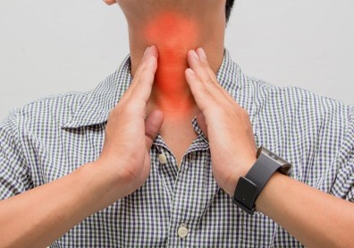 喉嚨痛一年反覆７次以上，恐成慢性扁桃腺炎！嚴重甚至影響心臟、肺臟