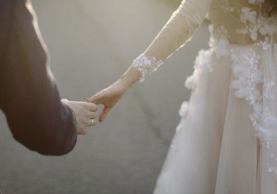 沒有一段感情不是千瘡百孔的……金童玉女式的婚姻，怎樣恩愛到底？