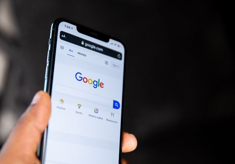 烏克蘭自本週遭俄軍入侵以來，一直敦促蘋果（Apple）、谷歌（Google）和Netflix等公司切斷在俄羅斯的服務。Photo by Solen Feyissa on Unsplash