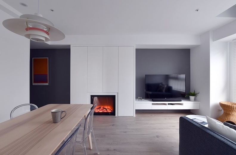 靠近門口的壁爐櫃也是污衣櫃,可以放外出回家脫下的外套、鞋子、包包等,是Phyllis推薦的實用設計。