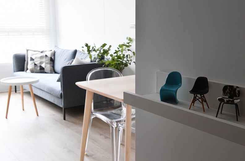 Phyllis家的玄關不放鞋櫃或玄關櫃,而是用更輕巧的畫架取代。