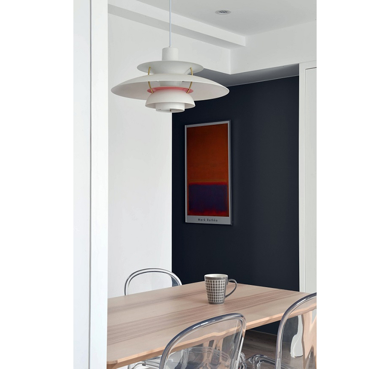 家中顏色盡量單純、跳色牆選擇深色,小宅看起來也很寬闊。