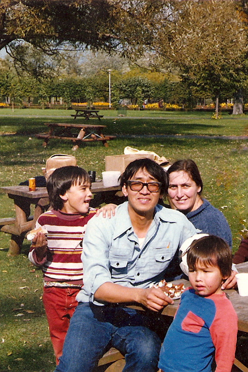 吳修銘與父親吳明達、母親Gillian Wu、弟弟的全家福照片。