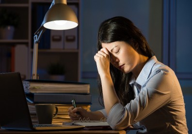 最新研究：熬夜一晚沒睡會讓大腦老化1-2歲，那少睡呢？