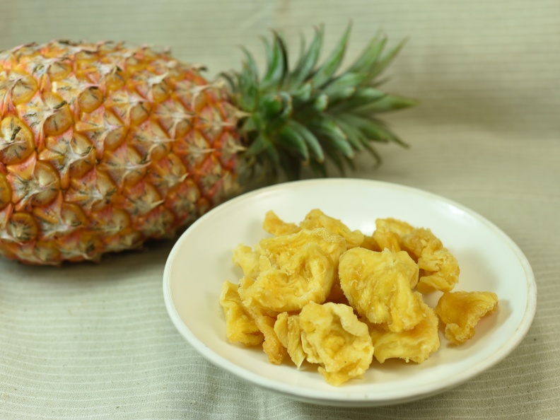 新鮮鳳梨切片烘乾成的鳳梨乾,方便食用又老少咸宜。取自食力
