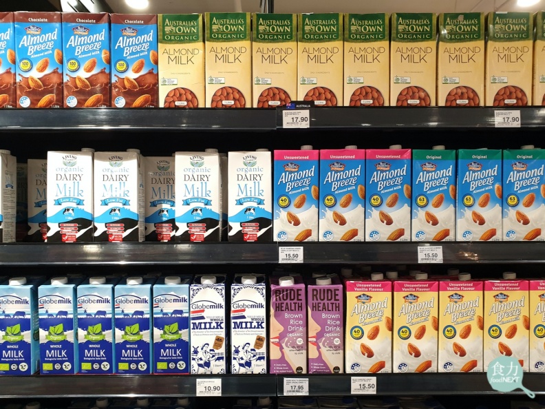 同屬植物奶的杏仁奶、豆奶、椰子奶與燕麥奶包裝都與牛奶相似,在超市也經常擺在一起,171號修正案認為消費者恐生誤會。取自食力