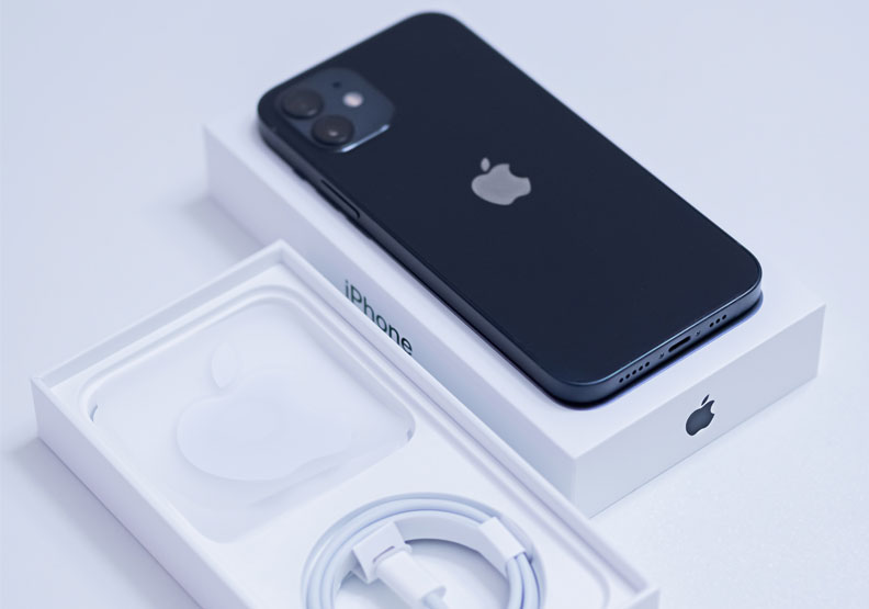 圖／iPhone 12。Unsplash by Omid Armin