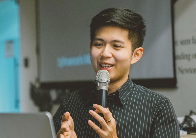 〈全球串連早安新聞〉策展主播Howard。取自浩爾譯世界臉書