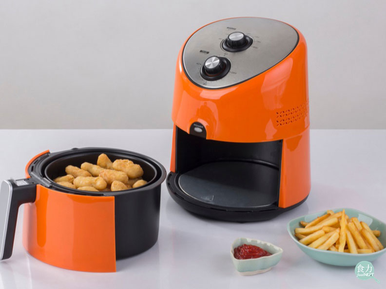氣炸鍋主要原理為以熱氣循環來烹飪,仍有可能因高溫而產生丙烯醯胺。取自食力。