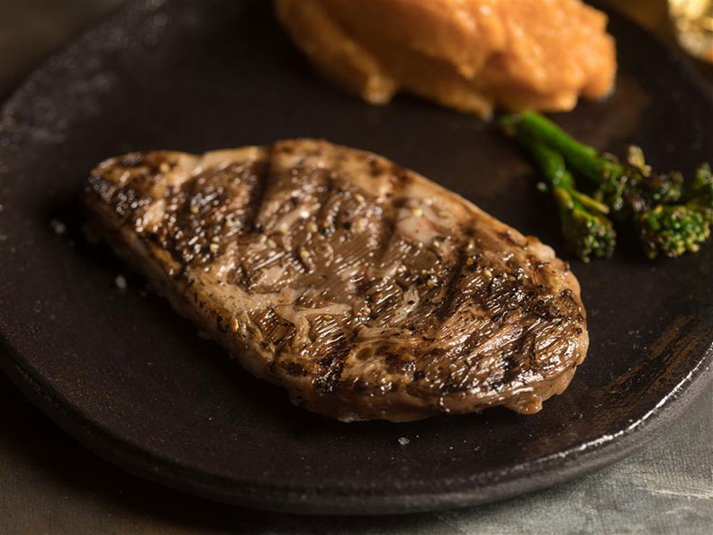 以色列新創在2021年2月9日發布，史上第一款牛細胞培養的人造肋眼牛排誕生，堪稱擁有似真肉的香氣、油脂分布與滑嫩口感。取自食力。