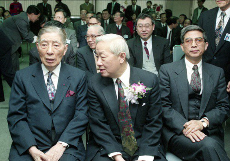 當年李國鼎（左）與張忠謀（右）的合影。經濟日報提供