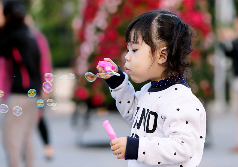 如果春節期間長時間相處,會令你尷尬緊繃,那不如找個藉口跳脫這個情境,例如帶小孩出門玩。取自pexels