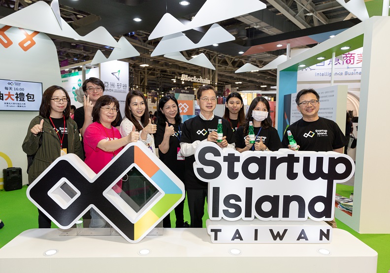 圖 / 國發會與新創社群合作，啟動臺灣國家新創品牌「Startup Island TAIWAN」，圖中右4為國發會龔明鑫主委。