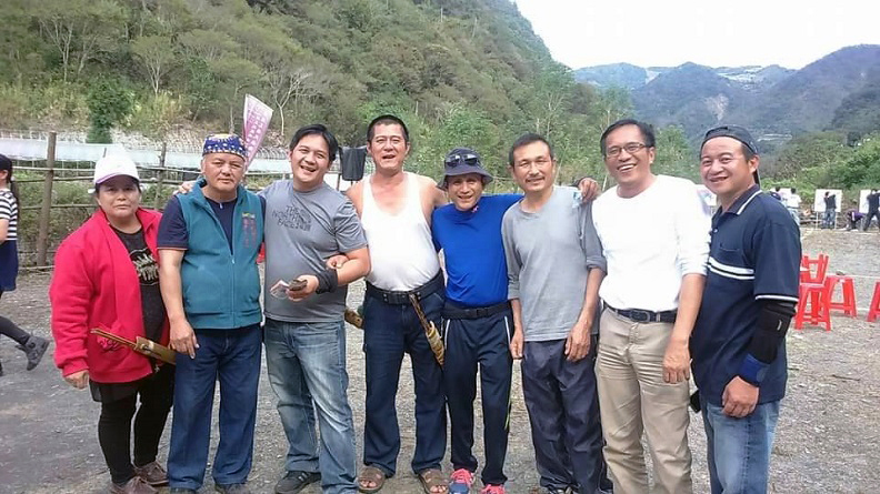 上屆原民運的傳統射箭金牌得主江人杰(右二)認為,傳統射箭為原住民傳統文化與老祖先所留下來的智慧。(照片來源:江人杰)