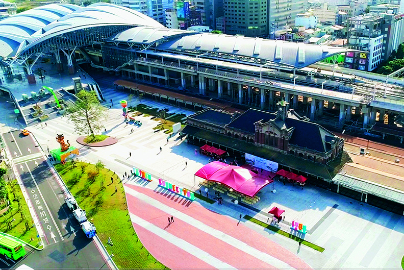 臺中車站是唯一座三代同堂,歷史與創新共聚的 火車站,更結合商場與展演,定位從運輸功能轉以旅運服務。(圖片:經典國際提供)