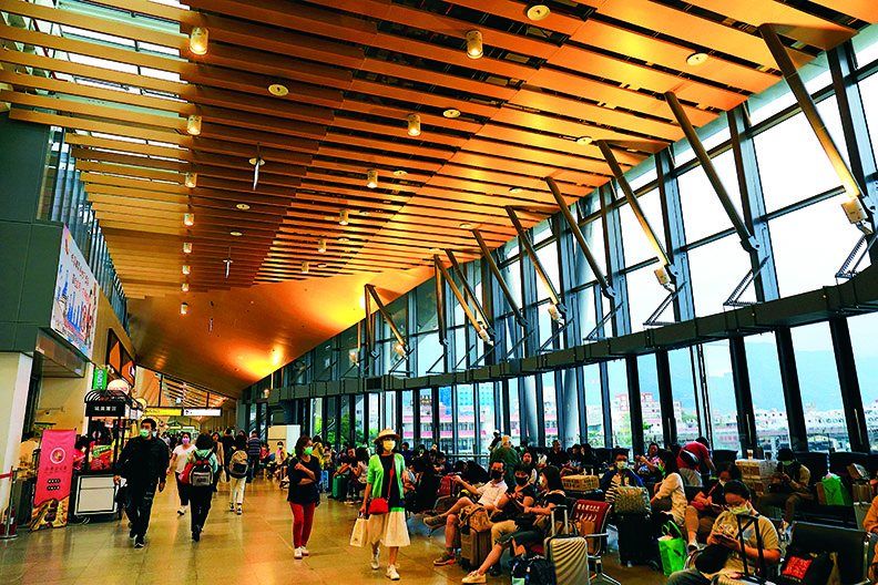 花蓮車站洄瀾廣場及商店街開幕後,旅客可以在此購物、品嘗美食,更能享受居高臨下,飽覽壯麗風光。